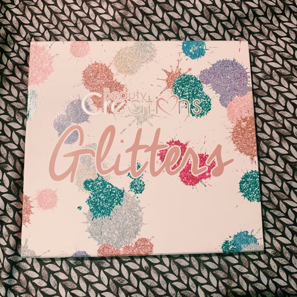 NWT Selling a glitter Collection for eyes.